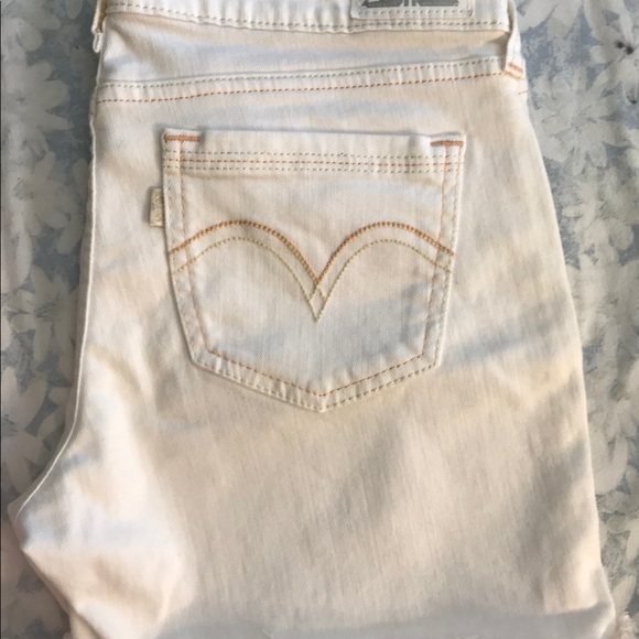 NWOT, size W28 pair of white Levi’s shorts. - Picture 2 of 8